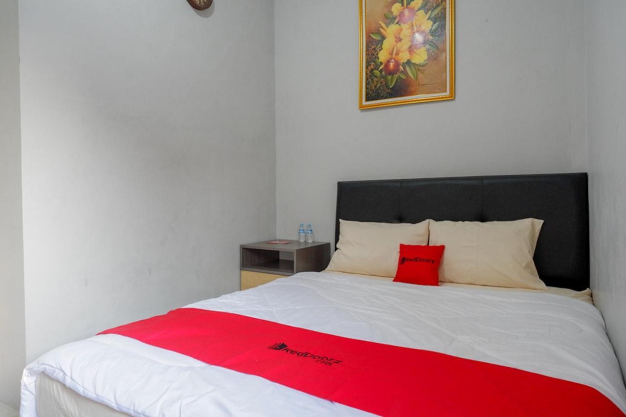 فندق Reddoorz Near Jalan Adi Sucipto Solo المظهر الخارجي الصورة