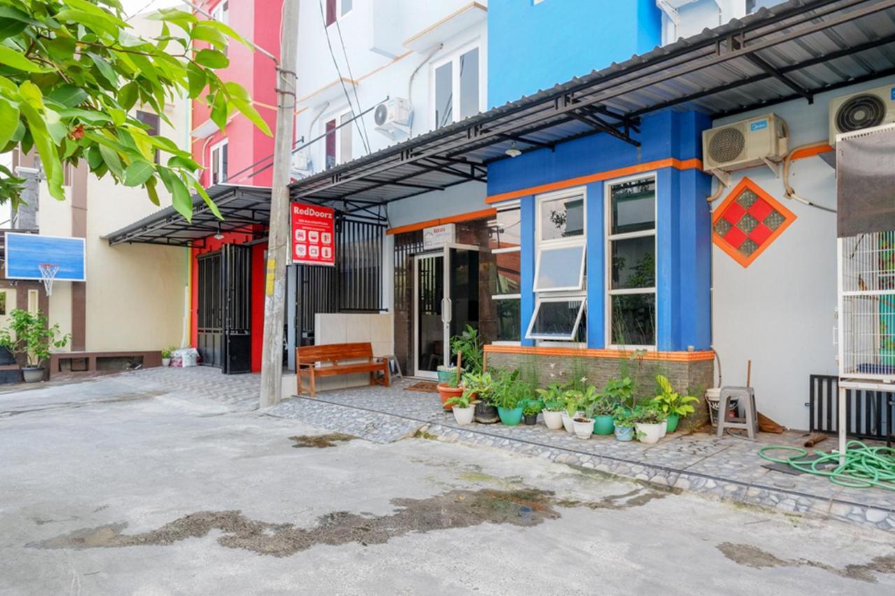 فندق Reddoorz Near Jalan Adi Sucipto Solo المظهر الخارجي الصورة