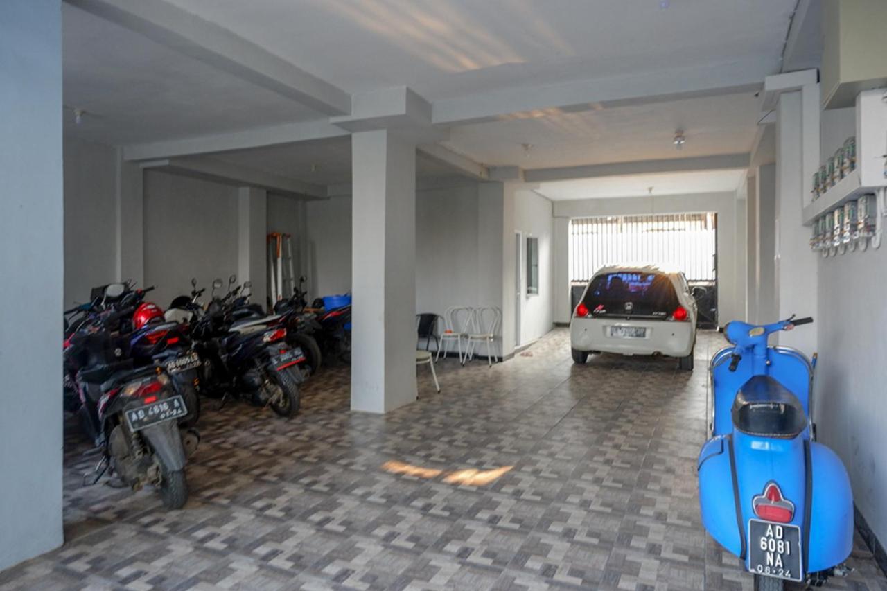 فندق Reddoorz Near Jalan Adi Sucipto Solo المظهر الخارجي الصورة