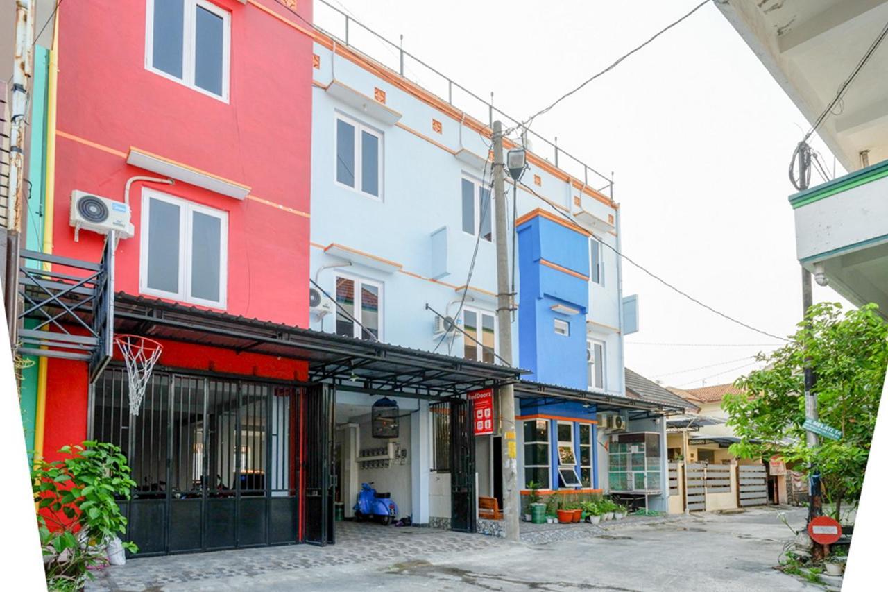 فندق Reddoorz Near Jalan Adi Sucipto Solo المظهر الخارجي الصورة