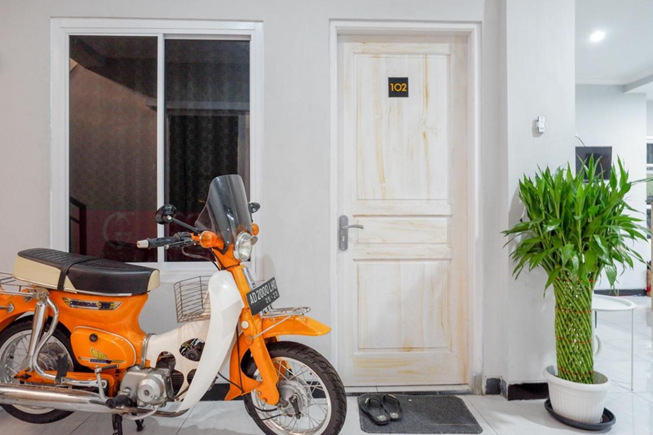 فندق Reddoorz Near Jalan Adi Sucipto Solo المظهر الخارجي الصورة