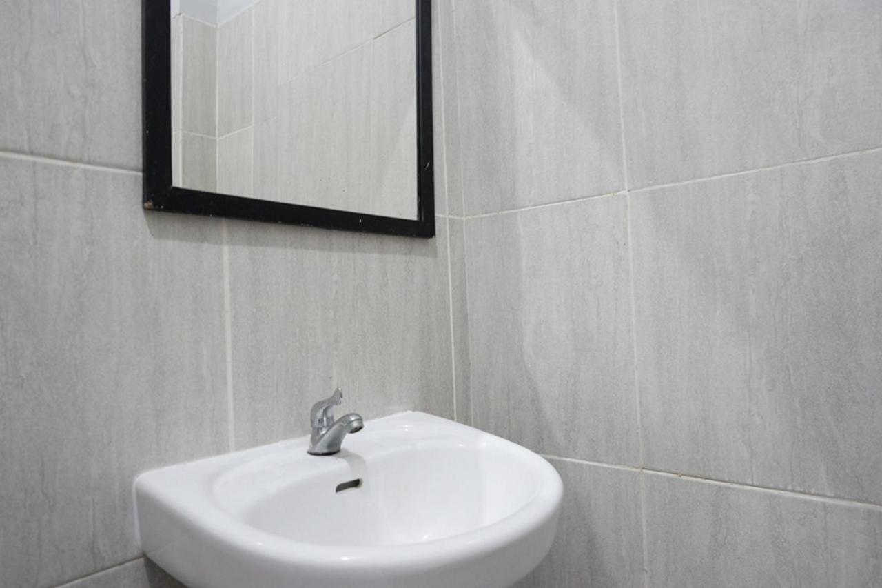 فندق Reddoorz Near Jalan Adi Sucipto Solo المظهر الخارجي الصورة