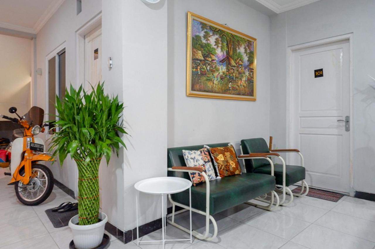 فندق Reddoorz Near Jalan Adi Sucipto Solo المظهر الخارجي الصورة