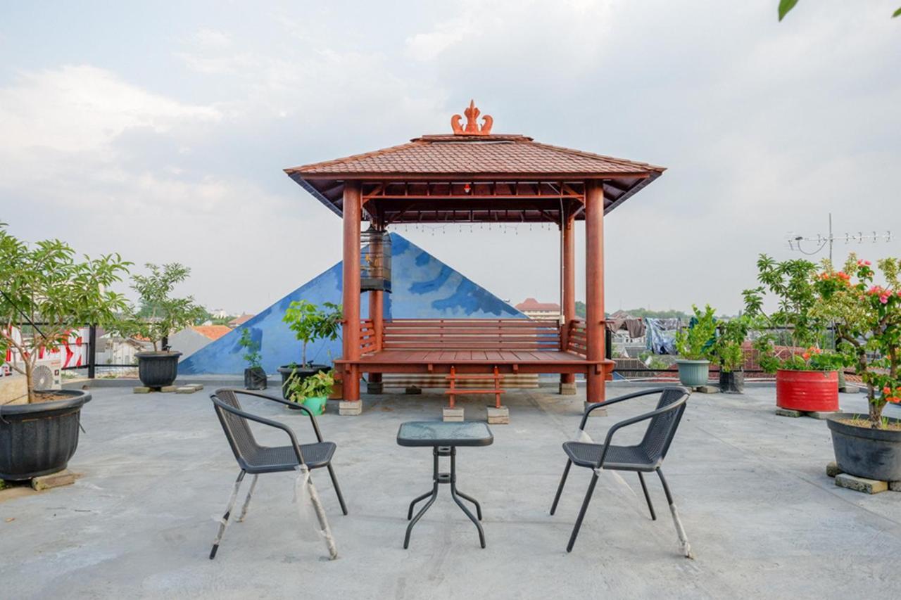 فندق Reddoorz Near Jalan Adi Sucipto Solo المظهر الخارجي الصورة