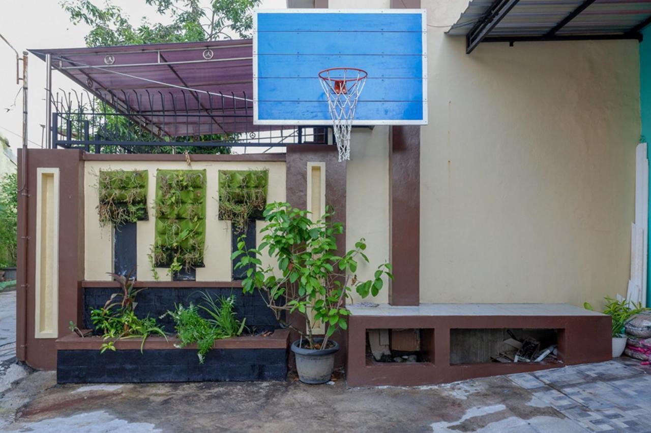 فندق Reddoorz Near Jalan Adi Sucipto Solo المظهر الخارجي الصورة