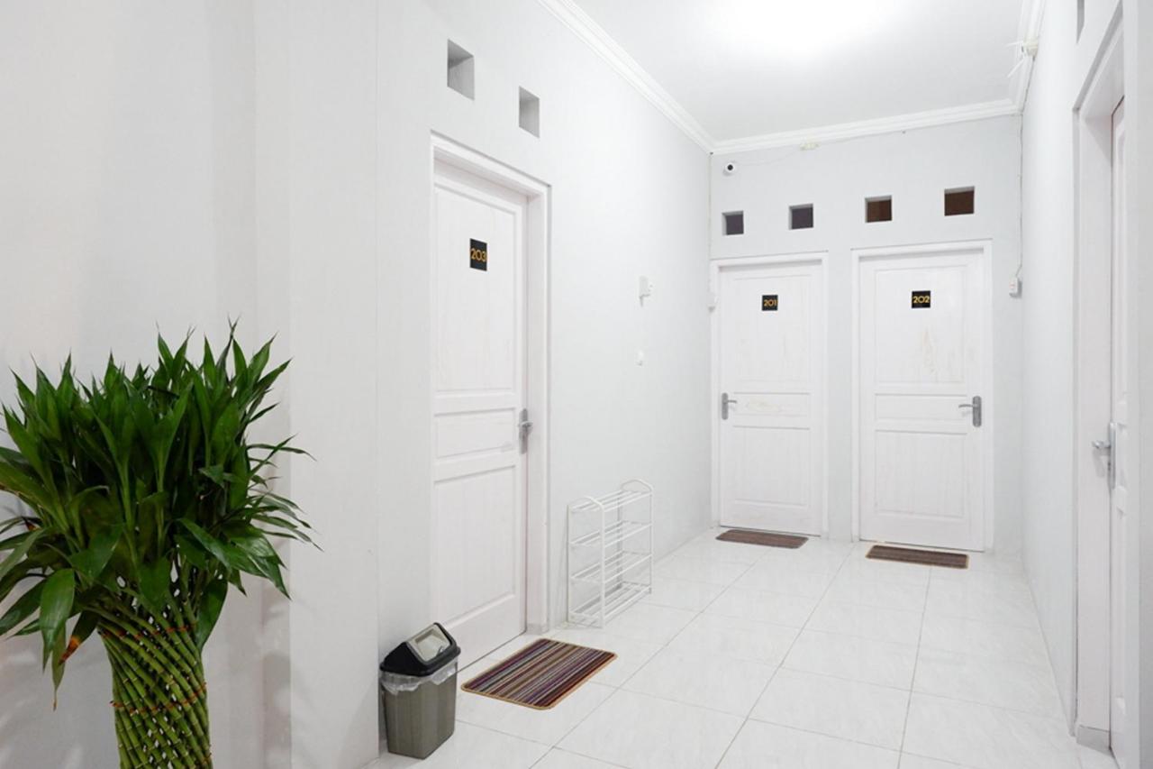 فندق Reddoorz Near Jalan Adi Sucipto Solo المظهر الخارجي الصورة